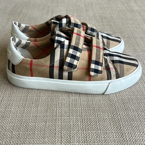 Boys Burberry Velcro Shoes - Picture 4 of 7